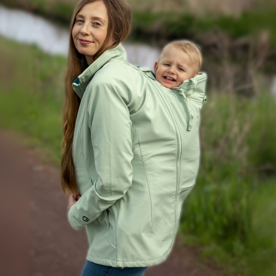 Wetterfeste Softshell Tragejacke Allrounder von mamalila in Grün, zum Babytragen vor dem Bauch & auf dem Rücken und für die Schwangerschaft