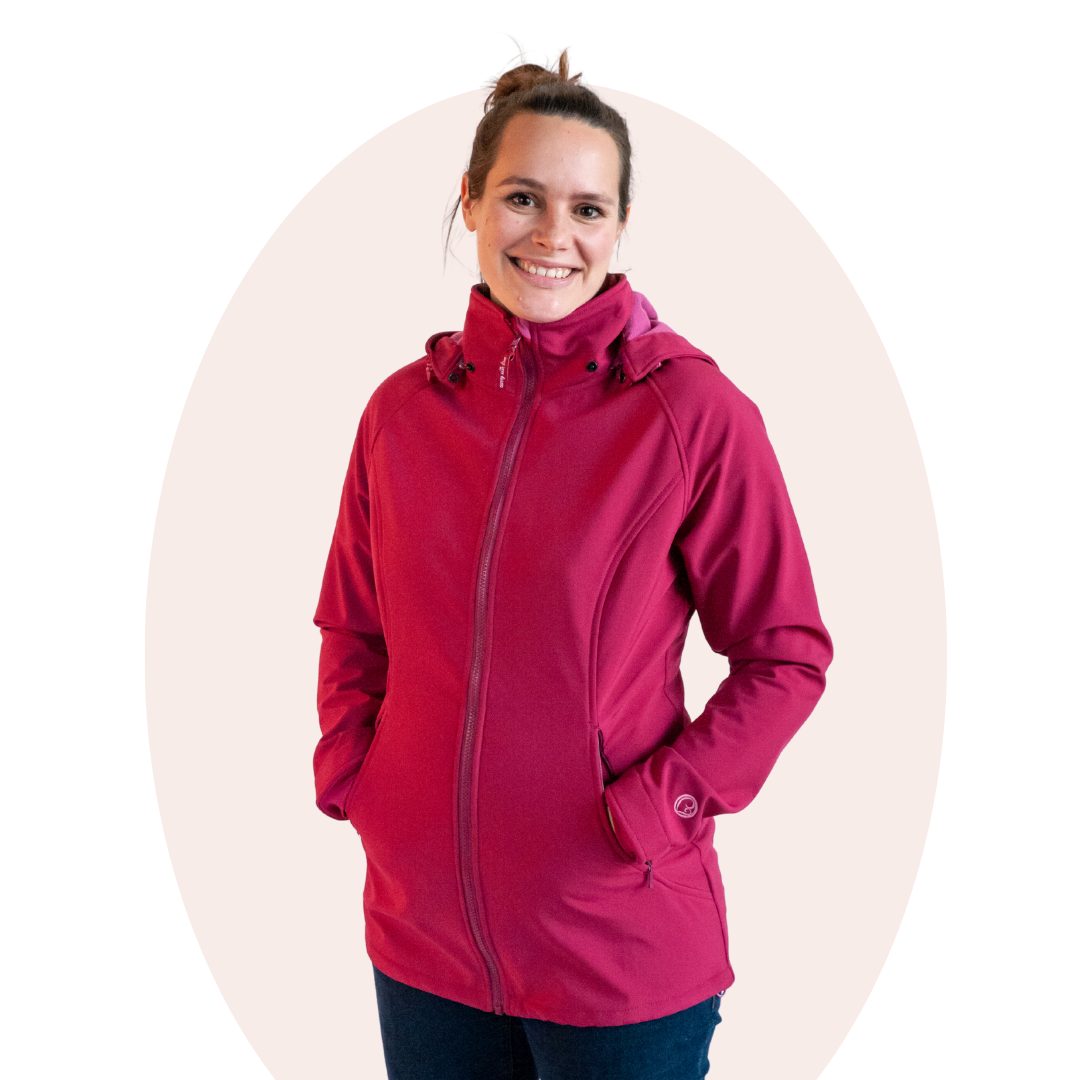 Femme portant une veste softshell rose sans bébé, souriante, fond studio clair