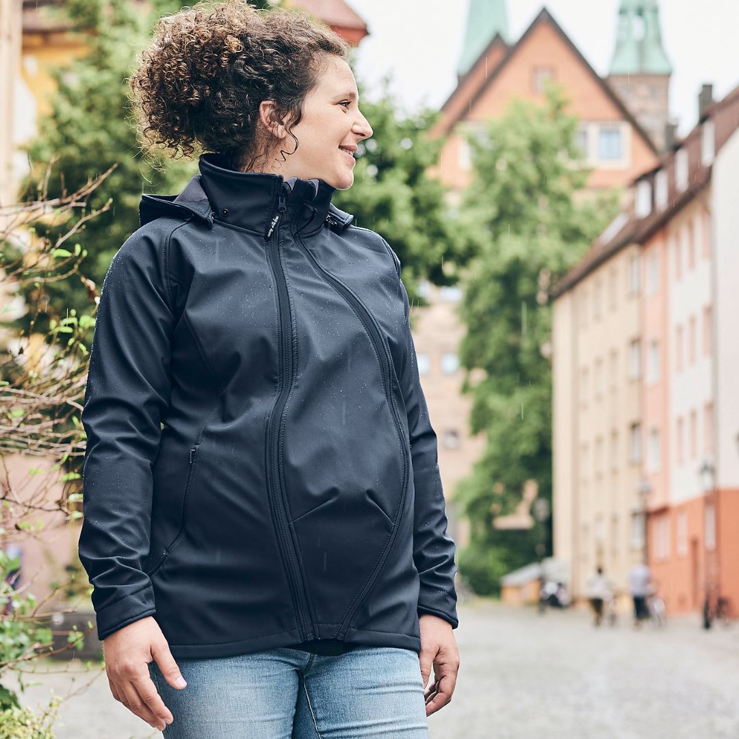 Wetterfeste Softshell Tragejacke Allrounder von mamalila in Navy, für die Schwangerschaft, zum Babytragen vor dem Bauch & auf dem Rücken und Solo