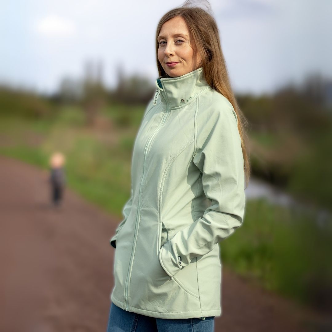 Wetterfeste Softshell Tragejacke Allrounder von mamalila in Grün, zum Babytragen vor dem Bauch & auf dem Rücken und für die Schwangerschaft und Solo