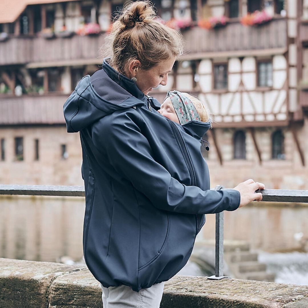 Wetterfeste Softshell Tragejacke Allrounder von mamalila in Navy, für die Schwangerschaft, zum Babytragen vor dem Bauch & auf dem Rücken und Solo